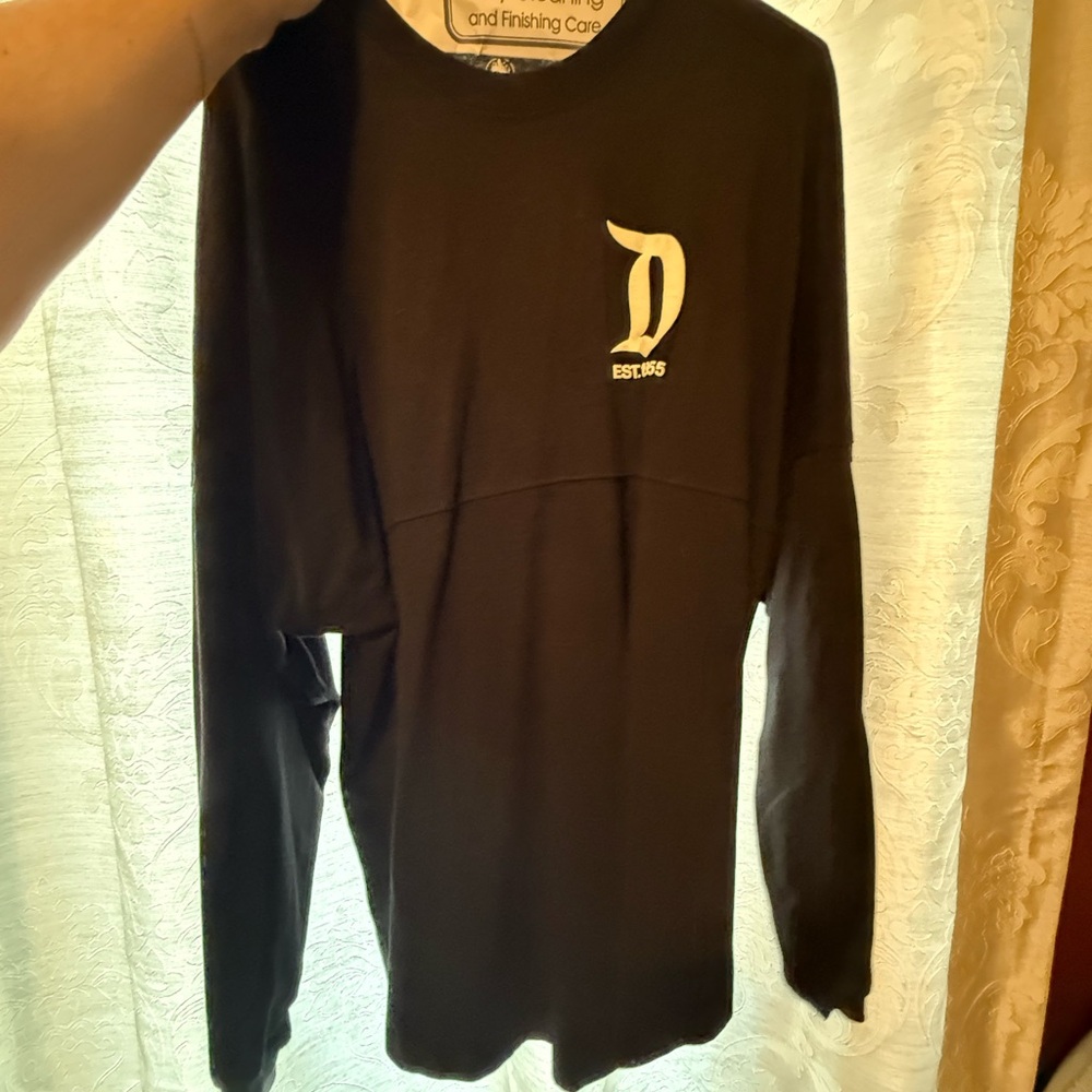 Disney black and white jersey w embroidered AP